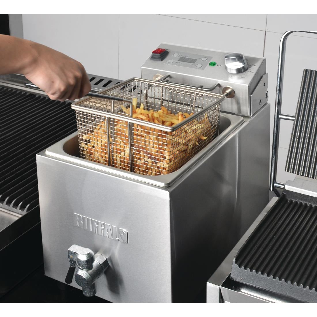 Buffalo Single Tank Single Basket 8Ltr Countertop Fryer with Timer 2.9kW - FC374 Buffalo
